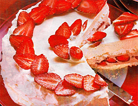 Кокосовый торт со свежей клубникой Кокосовый торт со свежей клубникой